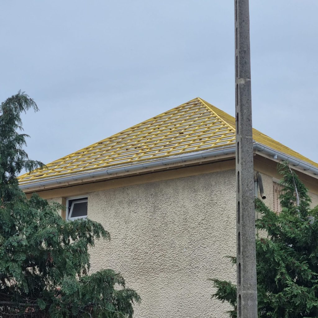 Toit jaune sur une maison