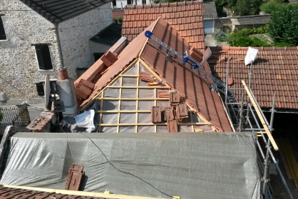Toit en rénovation avec tuiles